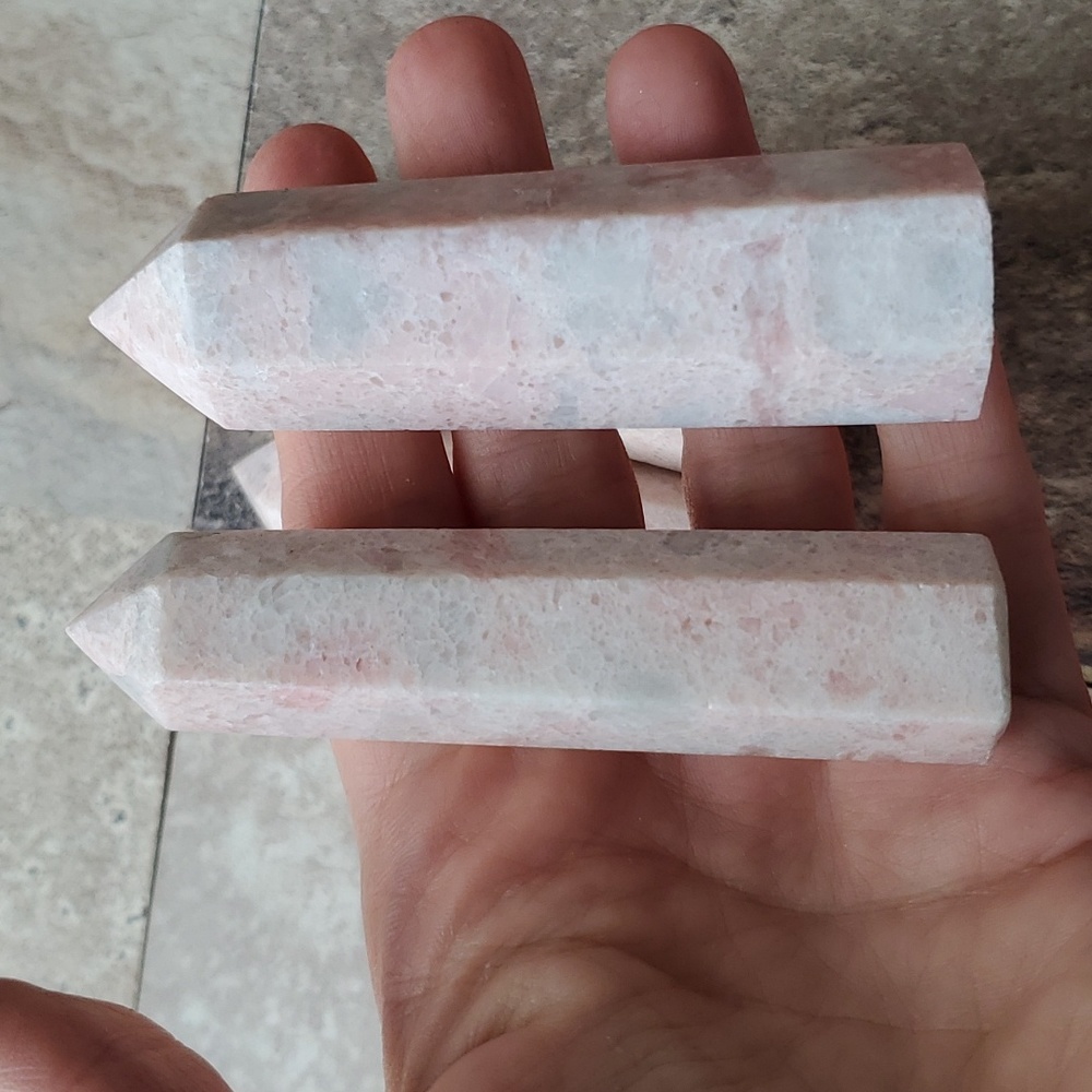 Mel- One pink jade crystal tower chosen at random - Picture 3 of 3
